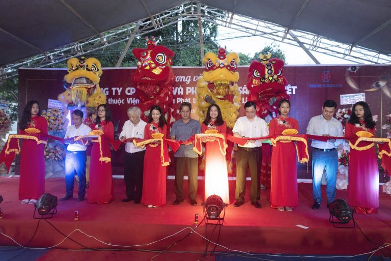 Công ty CP Đầu tư & Phát triển Sâm Đại Việt khai trương Văn phòng 19 Đại diện Công ty CP Đầu tư và Phát triển Sâm Đại Việt và Viện Nghiên cứu phát triển Sâm Ngọc Linh Việt Nam cắt băng khai chương